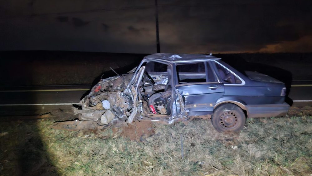Lateral de Santana fica destruída após colisão com caminhão na PR-495 Imagem referente a Lateral de Santana fica destruída após colisão com caminhão na PR-495