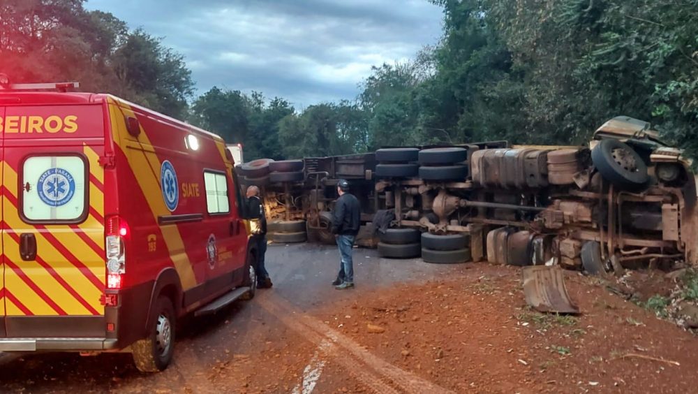 Saque de carga de carne bovina após tombamento de caminhão na BR-277 mobiliza PRF em Nova Laranjeiras Imagem referente a Saque de carga de carne bovina após tombamento de caminhão na BR-277 mobiliza PRF em Nova Laranjeiras