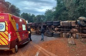 Saque de carga de carne bovina após tombamento de caminhão na BR-277 mobiliza PRF em Nova Laranjeiras