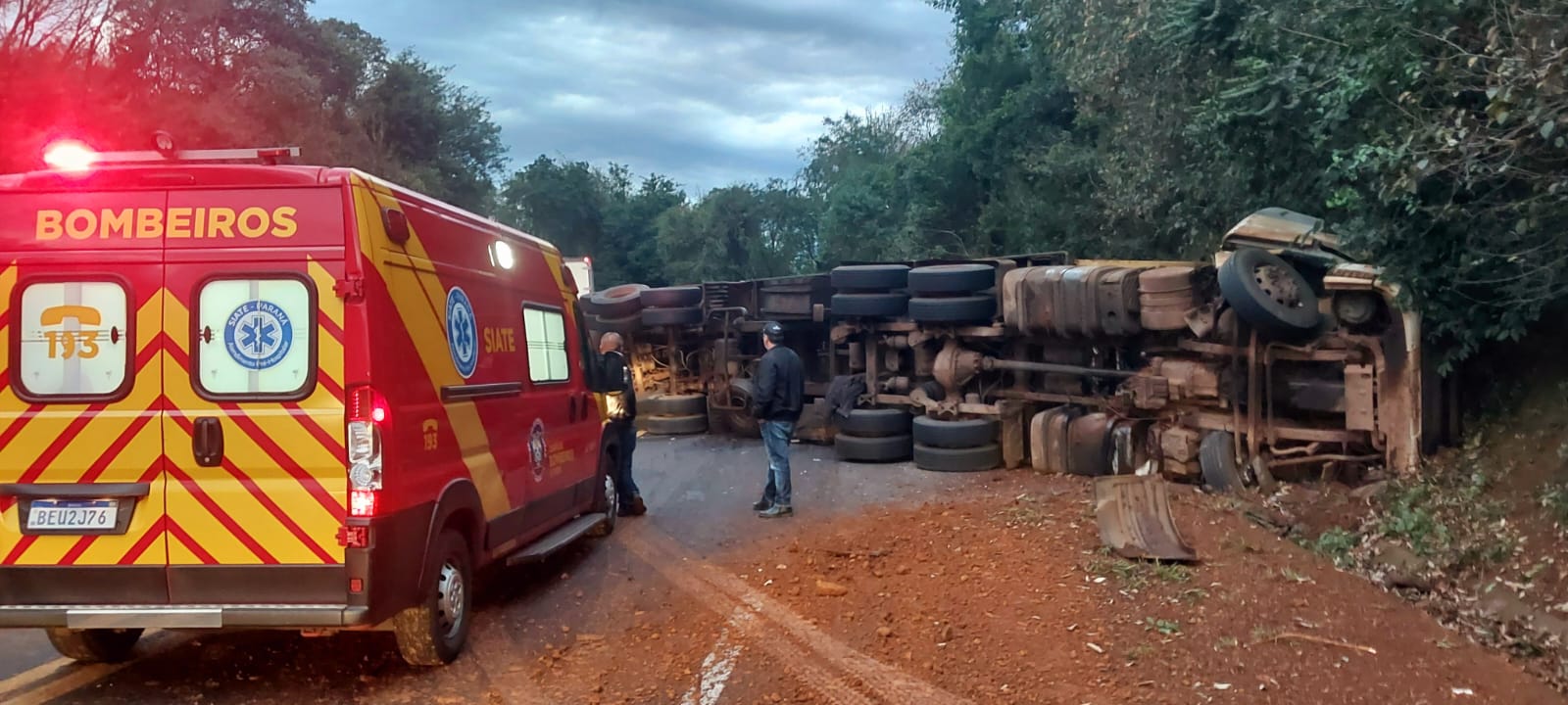 Imagem referente a Saque de carga de carne bovina após tombamento de caminhão na BR-277 mobiliza PRF em Nova Laranjeiras