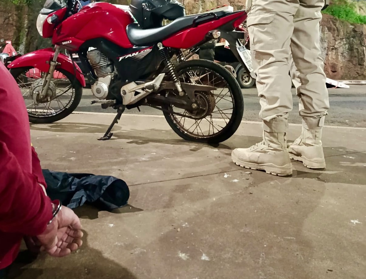 PRF prende homem com motocicleta roubada na Ponte Internacional da Amizade Imagem referente a PRF prende homem com motocicleta roubada na Ponte Internacional da Amizade
