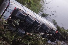 Caminhão cai em lago da represa na BR-376 e motorista morre; Mergulhadores são acionados