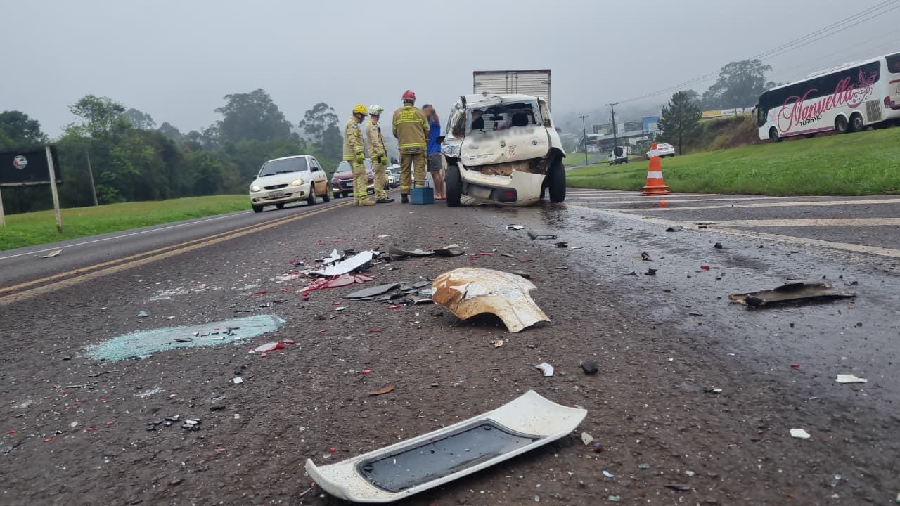 Acidente violento com 5 veículos mobiliza equipes de resgate na BR-277, em Cascavel