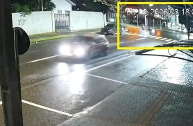 Vídeo: motociclista derrapa e sofre queda ao passar por mancha de óleo