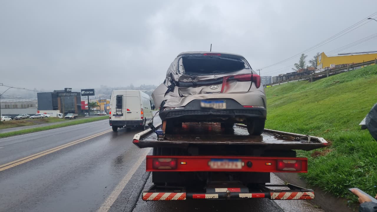 Caminhão e HB20 se envolvem em acidente na BR-277, em Cascavel