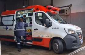 Homem sofre mal súbito e cai de escada em depósito