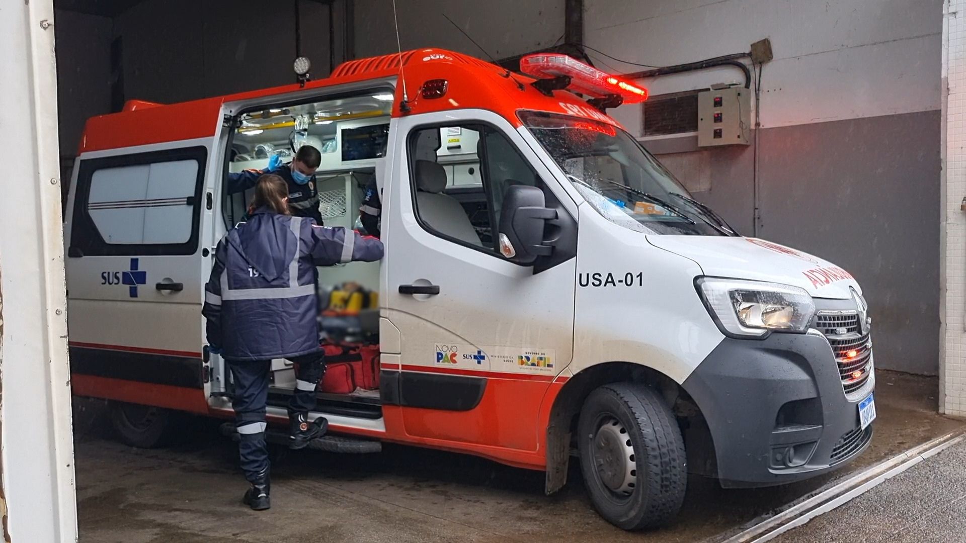 Homem sofre mal súbito e cai de escada em depósito