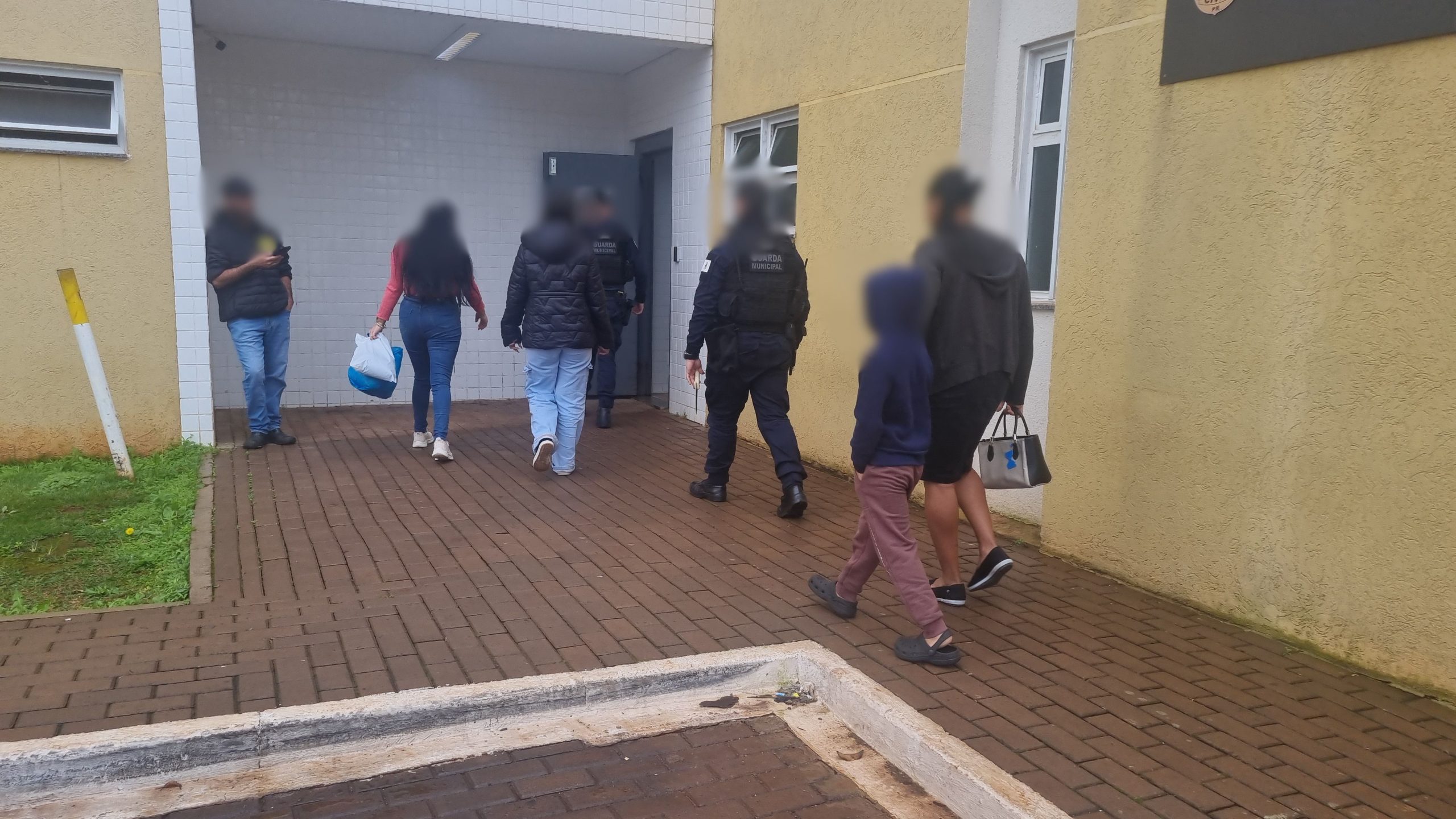 Ladrões armados rendem mulheres em assalto à residência no Centro de Cascavel
