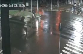 Por outro ângulo: Motociclista cai ao passar por mancha de óleo na Avenida Assunção