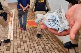 Mulher é presa com pedras de crack após denúncia de tráfico na Praça da Bíblia