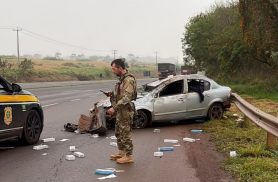 Durante fuga na rodovia, motorista capota carro carregado com cigarros