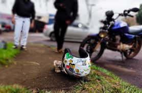 Colisão entre moto e Fiorino deixa vítimas no bairro Pacaembu