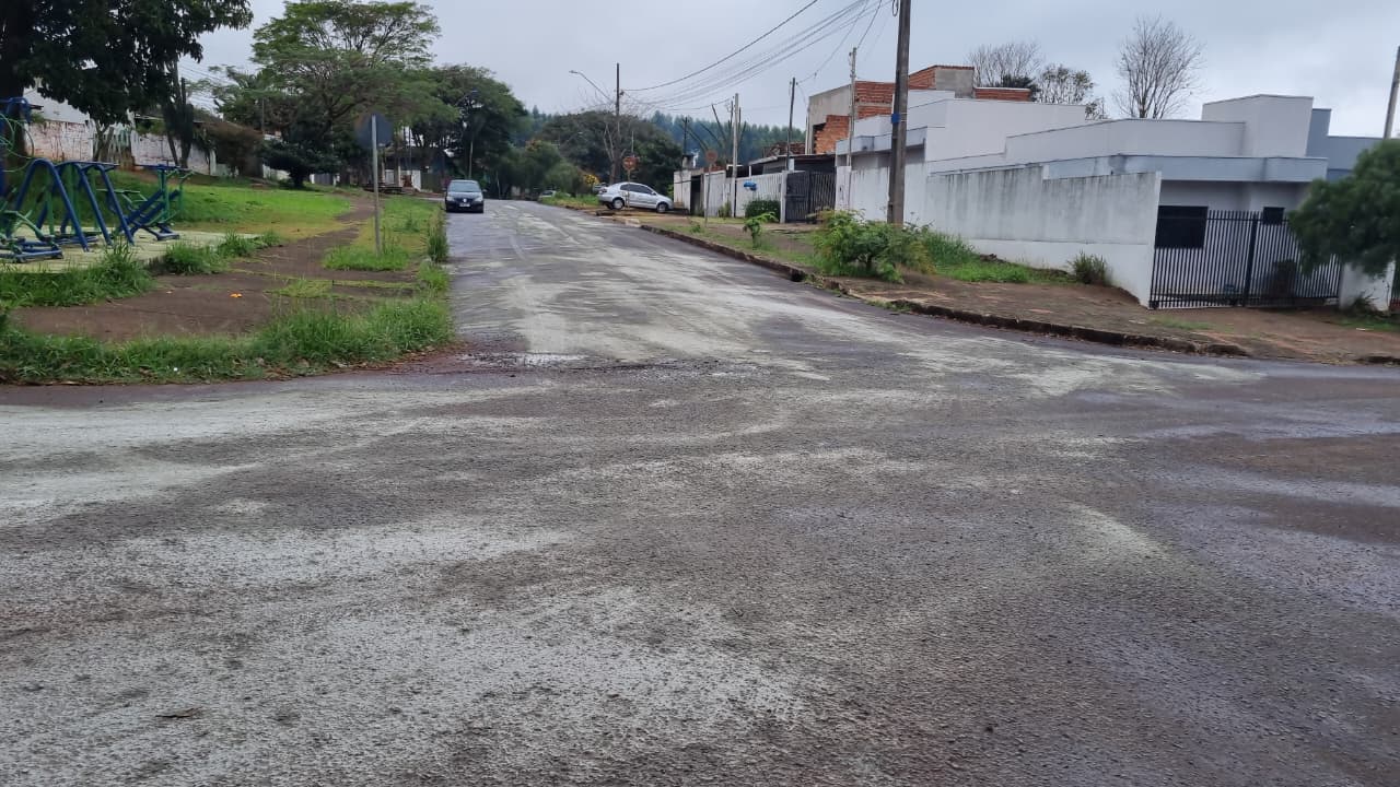 Atenção: cruzamento com óleo na pista exige cuidado de motoristas em Cascavel