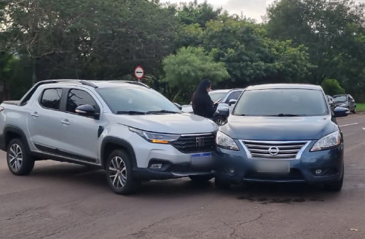 Colisão entre Fiat Strada e Nissan Sentra é registrada no Centro de Cascavel