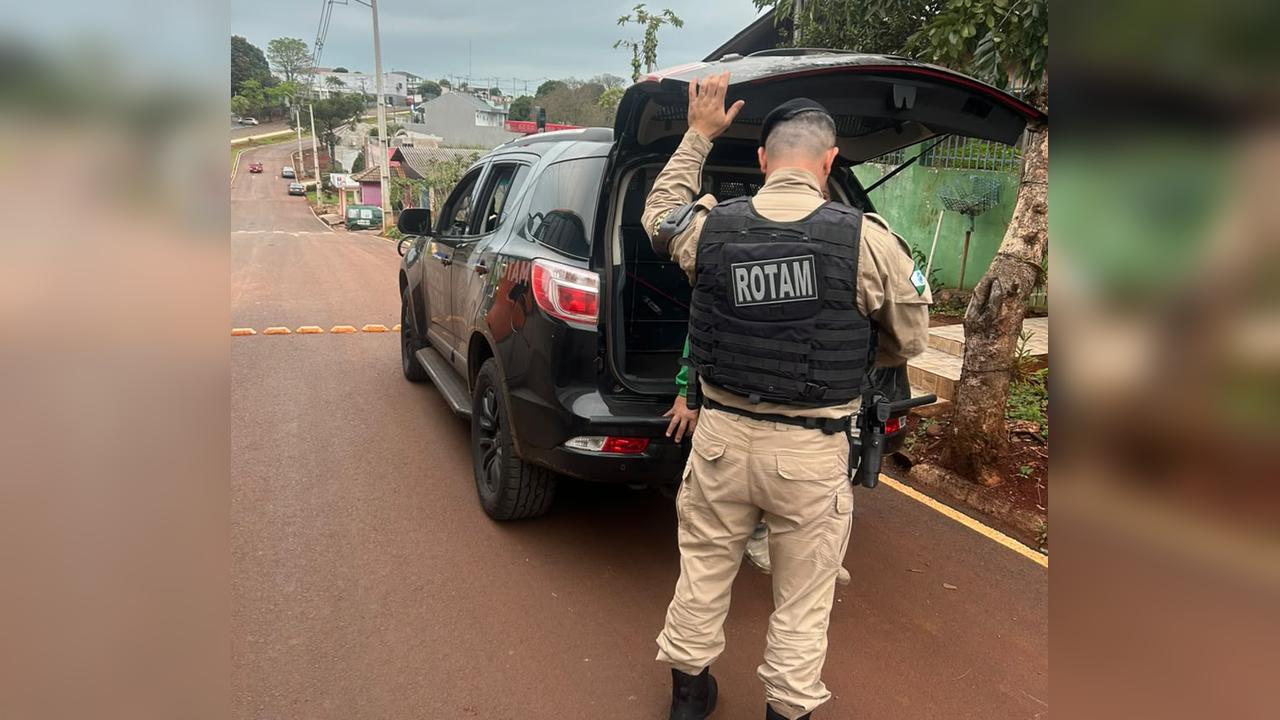 Casal é preso com 8,3 kg de cocaína e R$ 37 mil em operação em Toledo Imagem referente a Casal é preso com 8,3 kg de cocaína e R$ 37 mil em operação em Toledo