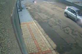 Câmera flagra colisão entre carro e moto que deixou motociclista ferido em Cascavel