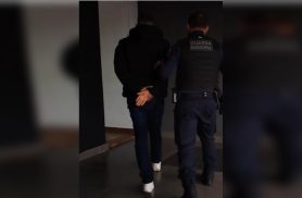 Homem é preso após descumprir medida protetiva e abordar vítima em Toledo
