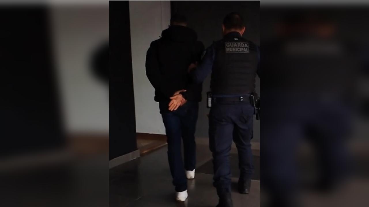 Homem é preso após descumprir medida protetiva e abordar vítima em Toledo Imagem referente a Homem é preso após descumprir medida protetiva e abordar vítima em Toledo