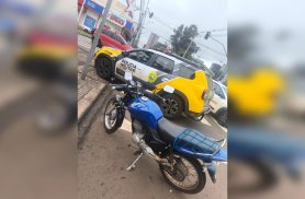 Motociclista sem CNH é flagrado avançando sinal e tem veículo apreendido em Cascavel