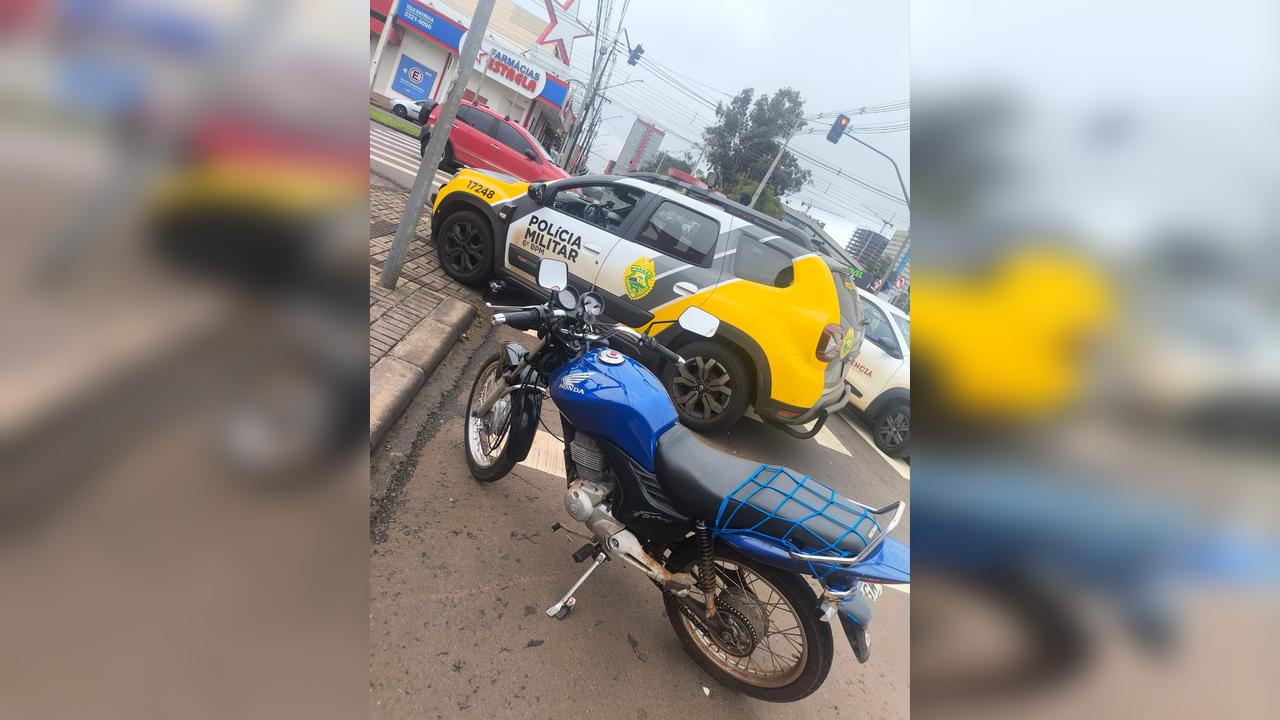 Imagem referente a Motociclista sem CNH é flagrado avançando sinal e tem veículo apreendido em Cascavel