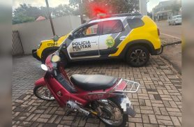 Condutor sem CNH é flagrado com motoneta de placa estrangeira em Cascavel