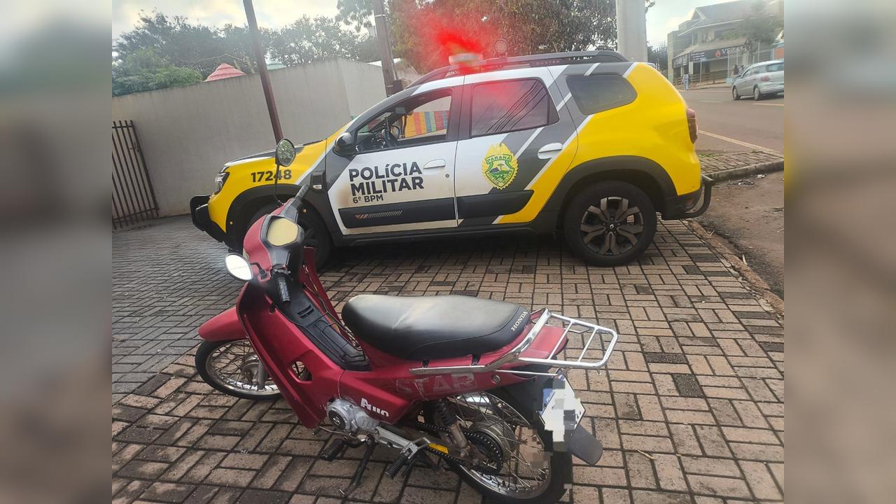 Imagem referente a Condutor sem CNH é flagrado com motoneta de placa estrangeira em Cascavel