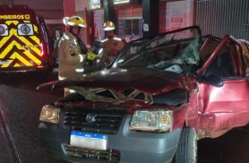 Fiat Uno capota após atingir poste no Centro de Cascavel; jovem fica ferida