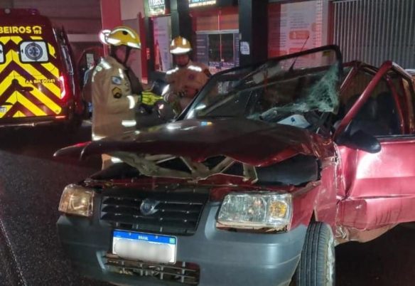 Fiat Uno capota após atingir poste no Centro de Cascavel; jovem fica ferida