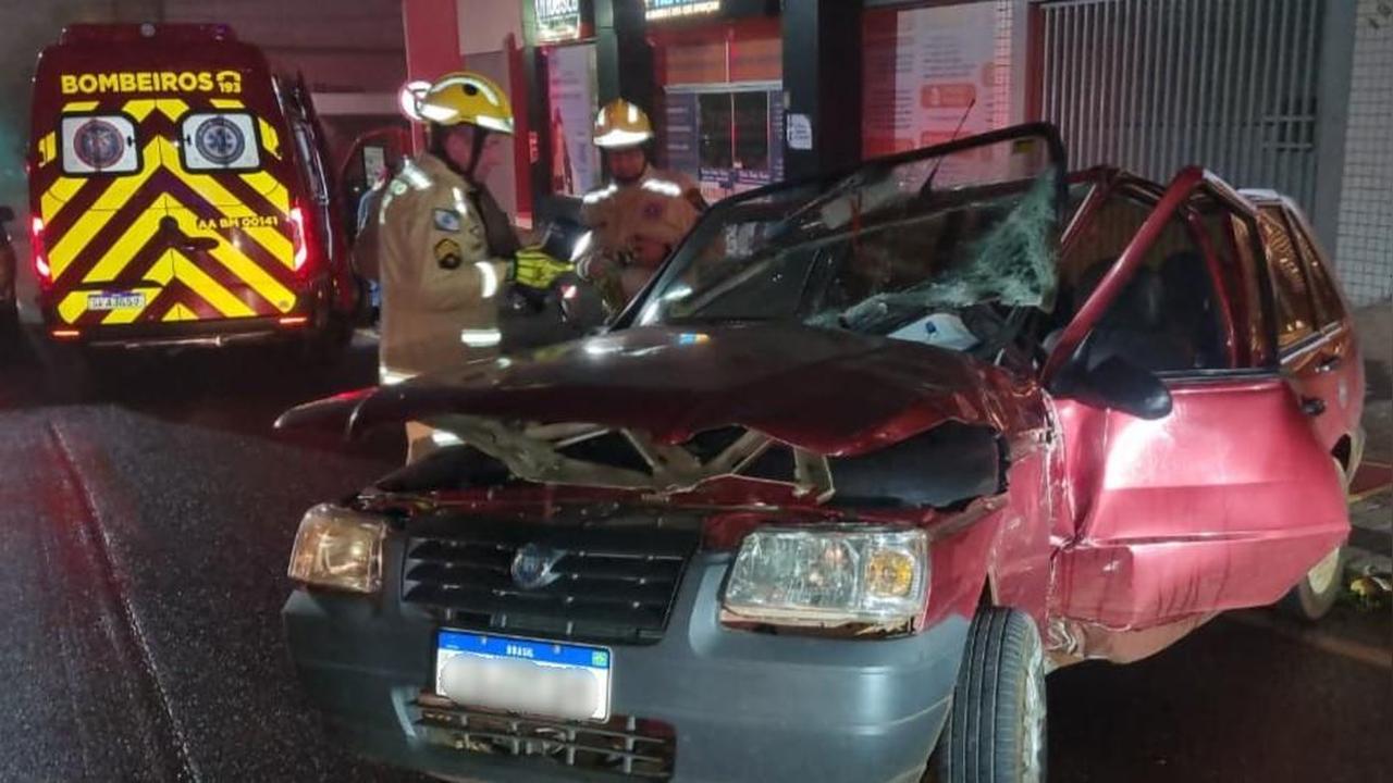 Fiat Uno capota após atingir poste no Centro de Cascavel; jovem fica ferida