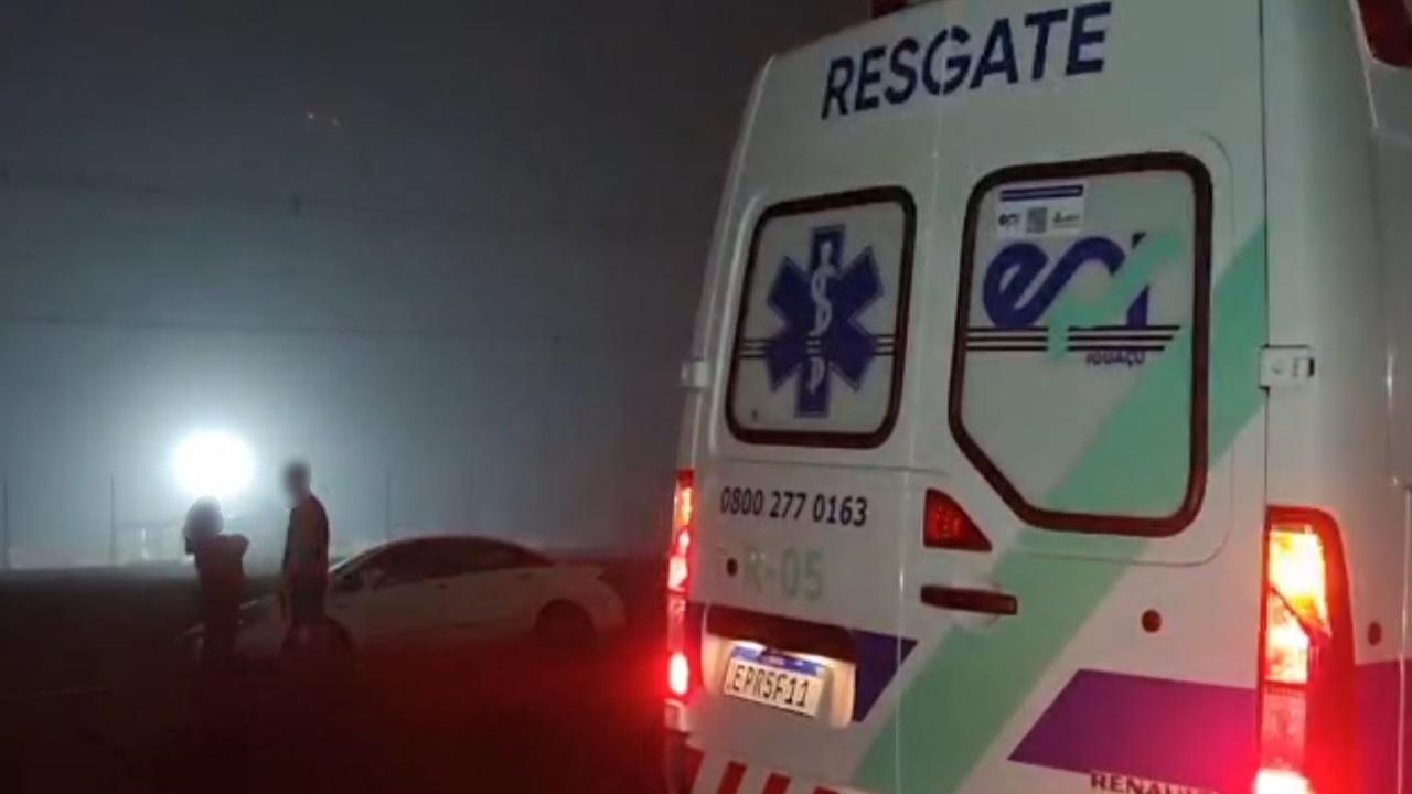 Motorista perde controle e Siena sai da pista na BR-277