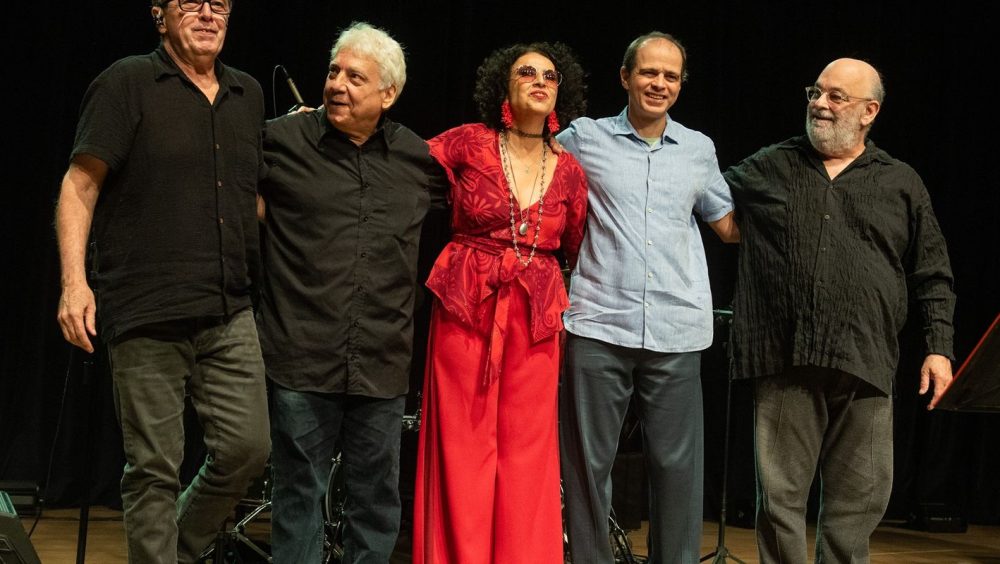 Repertório de Caetano Veloso embala show exclusivo na TV Brasil Imagem referente a Repertório de Caetano Veloso embala show exclusivo na TV Brasil