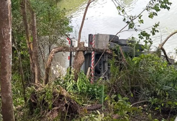 Retomadas buscas a caminhoneiro desaparecido em represa há mais de 28 horas