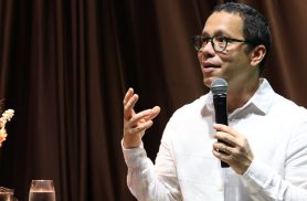 Escritor diz que literatura tem poder de humanizar e levar à reflexão