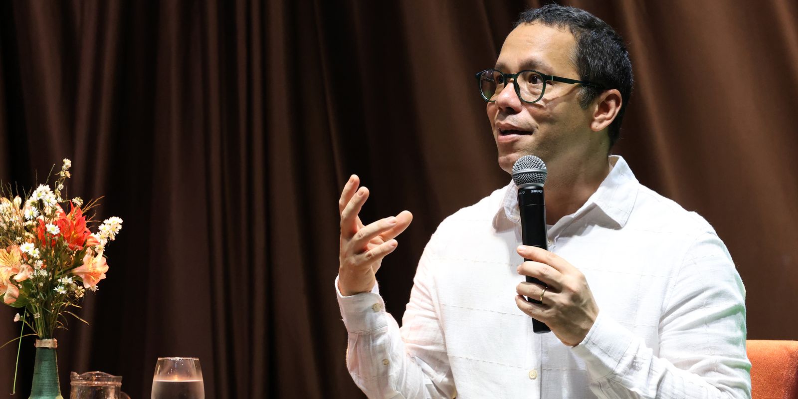 Escritor diz que literatura tem poder de humanizar e levar à reflexão Imagem referente a Escritor diz que literatura tem poder de humanizar e levar à reflexão