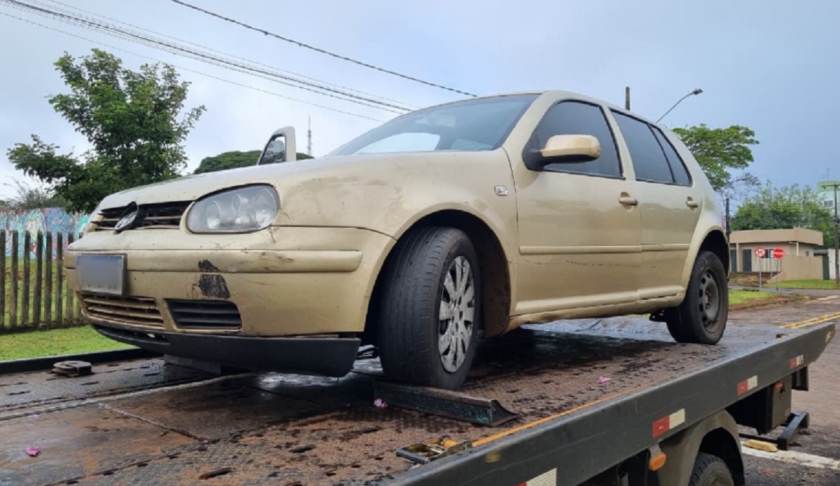 Golf com registro de furto é localizado pela PM após ser usado em assalto em Cascavel