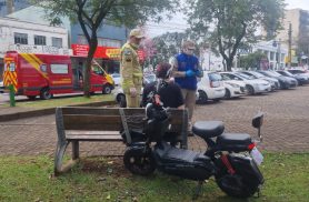 Jovem cai de scooter elétrica e sofre escoriações no Centro de Cascavel