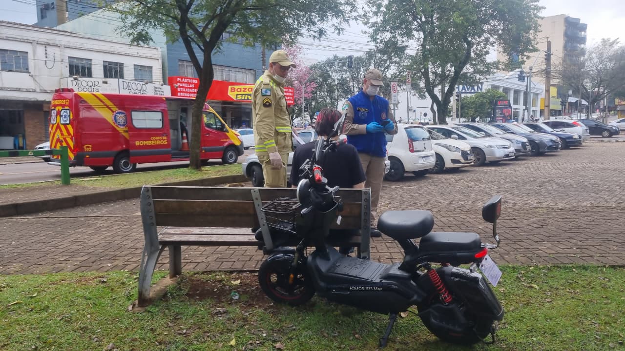 Jovem cai de scooter elétrica e sofre escoriações no Centro de Cascavel