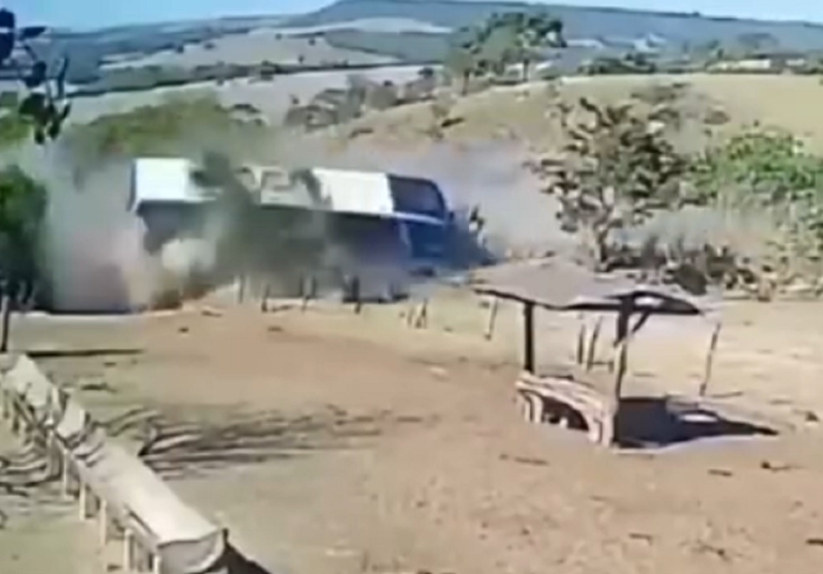 BRUTAL: vídeo registra impacto que matou seis entre carreta e ônibus