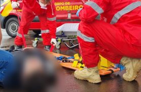 Batida entre carro e moto deixa entregador estirado no asfalto no bairro Floresta