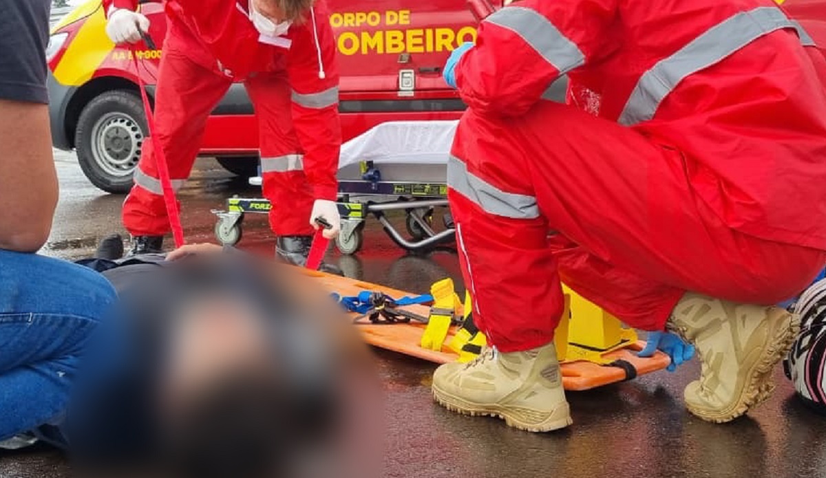 Batida entre carro e moto deixa entregador estirado no asfalto no bairro Floresta