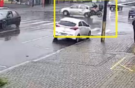 Veja o impacto: vídeo mostra pancada de moto contra carro no bairro Floresta