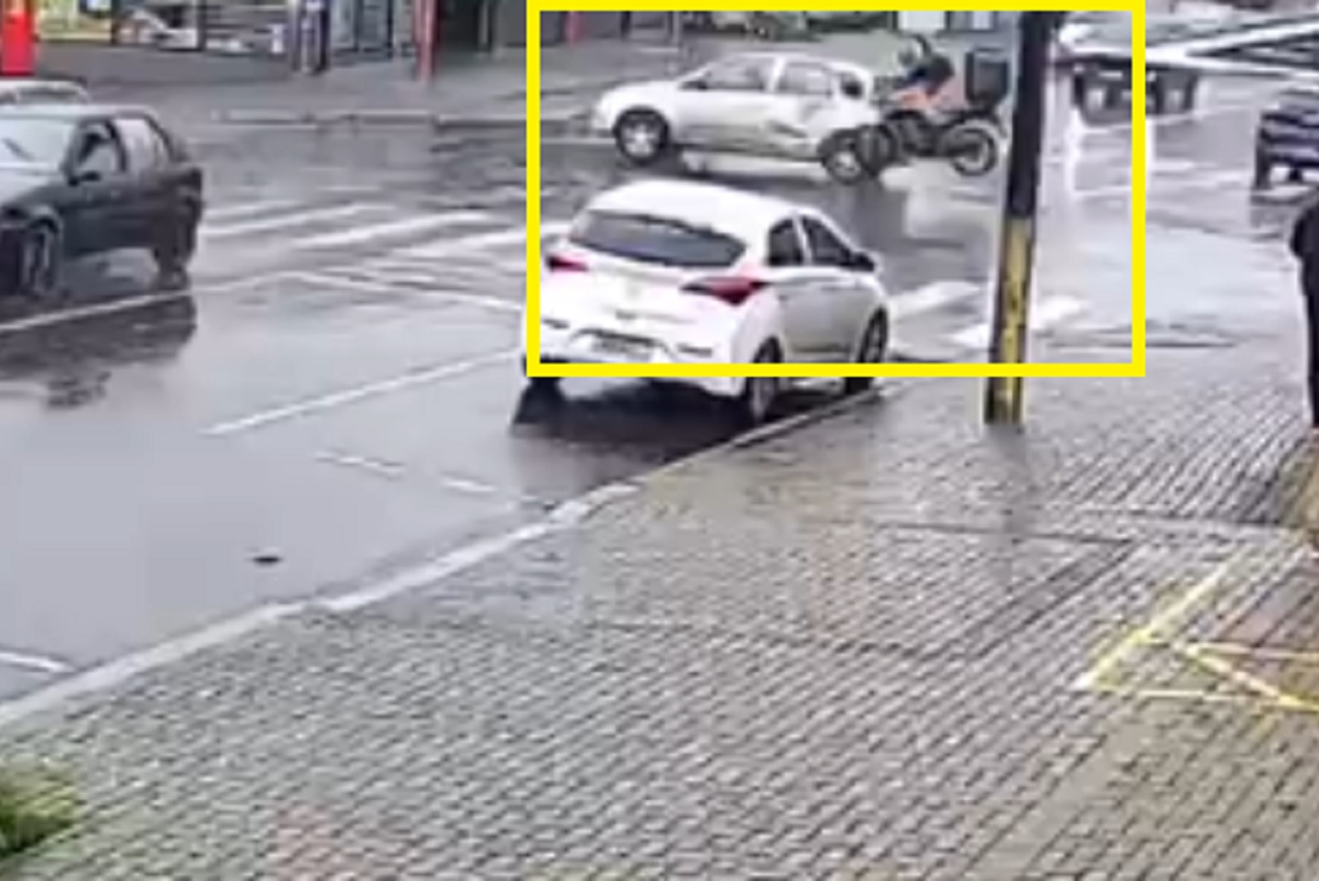 Veja o impacto: vídeo mostra pancada de moto contra carro no bairro Floresta
