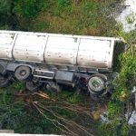 Imagem relativa a Motorista de caminhão que caiu em represa é encontrado morto debaixo da cabine