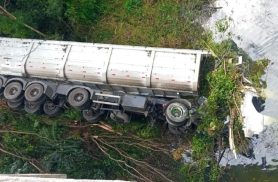Motorista de caminhão que caiu em represa é encontrado morto debaixo da cabine