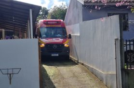 Idosa precisa ser encaminhada ao hospital após sofrer queda