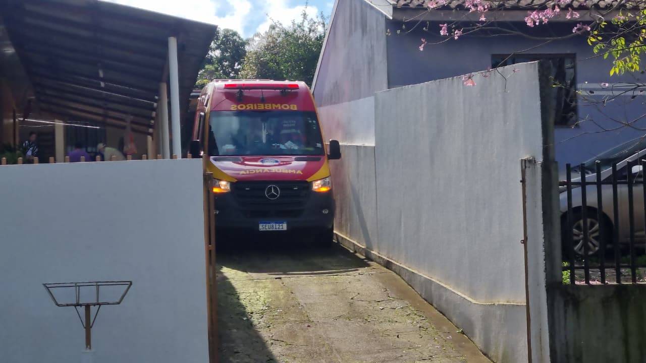 Idosa precisa ser encaminhada ao hospital após sofrer queda