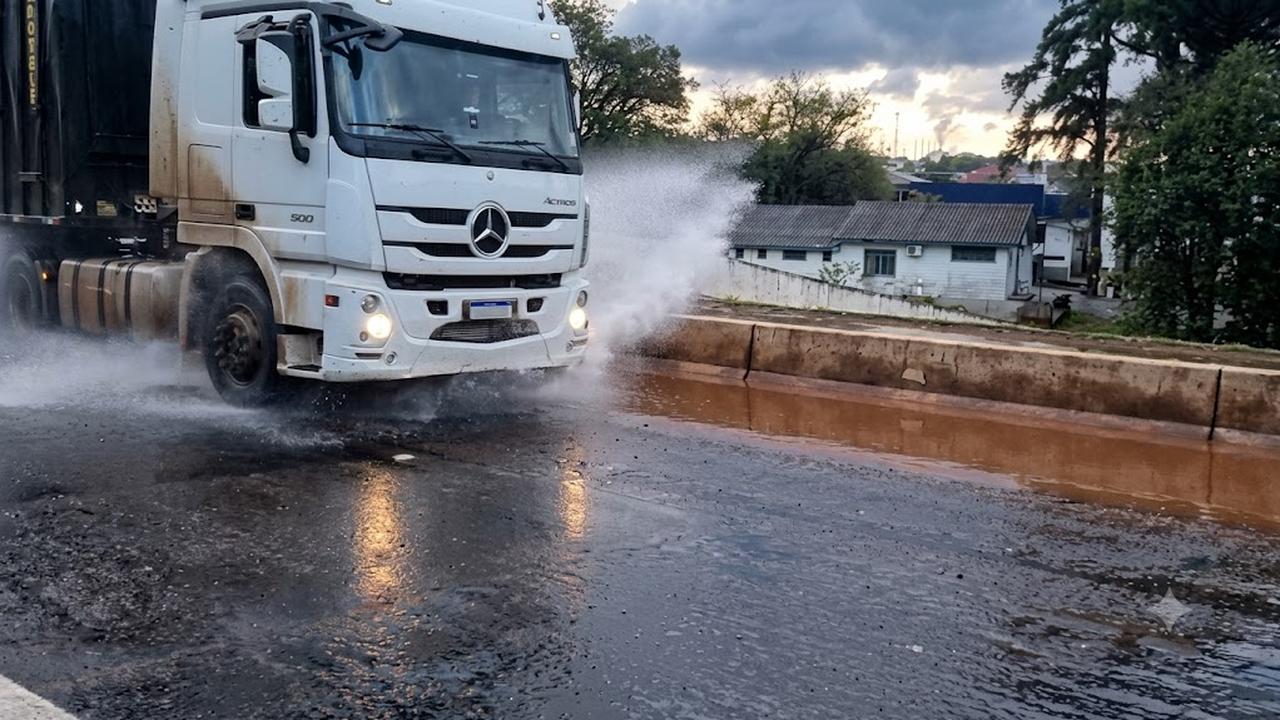 Alerta de perigo: Acúmulo de água na pista deixa trânsito perigoso na PRc-467, em Cascavel