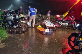 Motoboys ficam gravemente feridos em colisão frontal no Santo Inácio