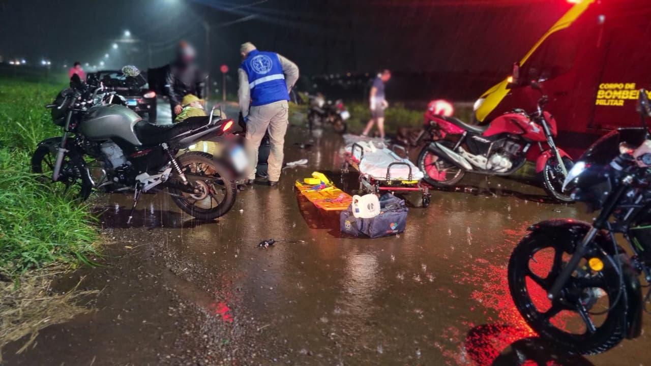 Motoboys ficam gravemente feridos em colisão frontal no Santo Inácio