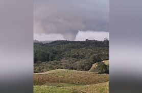 Vídeos mostram destruição deixada por tornado que atingiu os Campos Gerais Vídeos mostram destruição deixada por tornado que atingiu os Campos Gerais